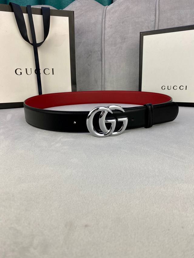 宽度4.0Cm Gucci 互扣式双g带扣，源自品牌现代风格典藏设计，经过重新诠释而别具新意。呈现于纤细的皮革腰带之上。