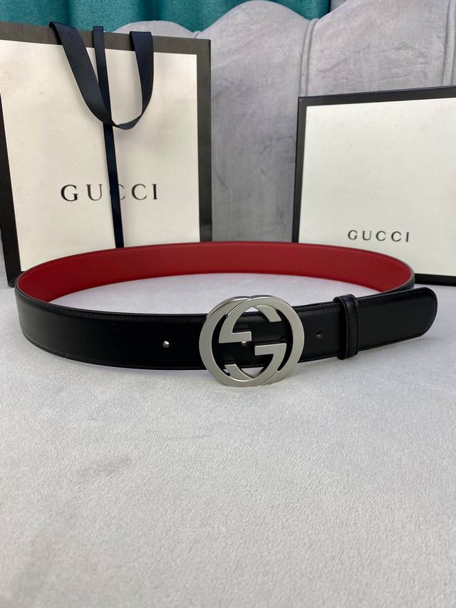 宽度4.0Cm Gucci 互扣式双g带扣，源自品牌现代风格典藏设计，经过重新诠释而别具新意。呈现于纤细的皮革腰带之上。