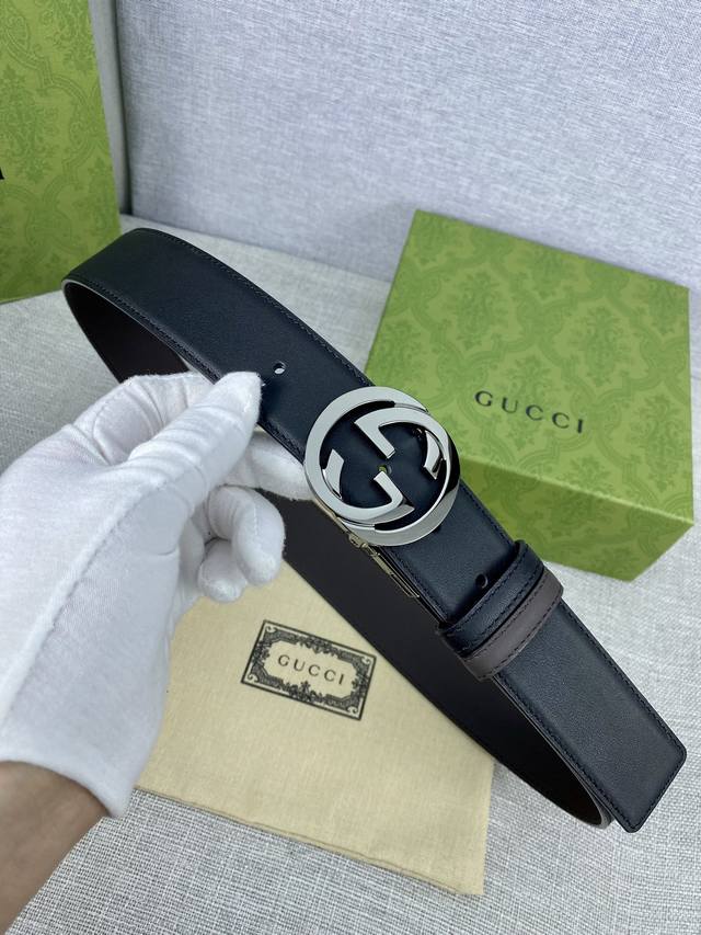 宽度4.0Cm Gucci 互扣式双g带旋转扣，源自品牌现代风格典藏设计，经过重新诠释而别具新意。呈现于纤细的进口两面用腰带之上。