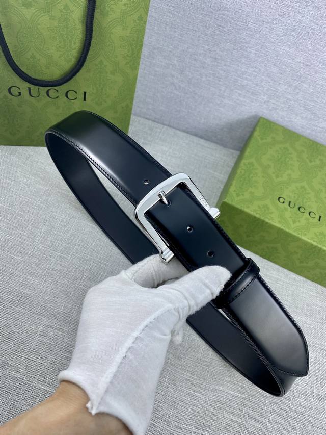 宽度4.0Cm Gucci 互扣式双g带原单钢扣，源自品牌现代风格典藏设计，对品牌的精巧致敬，于1950年代由gucci引入，诠释出其精致的马术风格。
