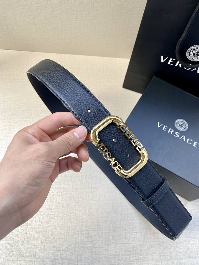 宽度3.8Cm Versace 范思哲 此款时尚优雅的皮带由优质小牛皮制成，风格经典，饰有方形腰带扣。 方形带扣 针扣闭合 面料： %牛皮革 里料： %牛皮革 - 点击图像关闭