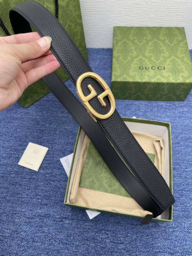 品牌 古驰 Gucci 描述 采用高级gucci Signature真皮精制而成，触感厚实，饰以双g商标带扣。腰带为意大利尺寸，请在购买前参阅腰带尺寸指南. 原
