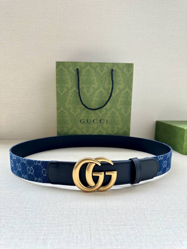 宽度3.8Cm Gucci 每一季，品牌标识都会吐故纳新，于经典之中融入新意。在这款腰带上，经典gg标识以亮眼之姿生动呈现，与双g造型配件相得益彰。 黑色和灰色
