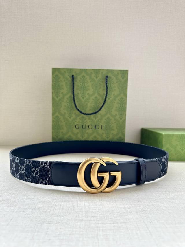 宽度3.8Cm Gucci 每一季，品牌标识都会吐故纳新，于经典之中融入新意。在这款腰带上，经典gg标识以亮眼之姿生动呈现，与双g造型配件相得益彰。 黑色和灰色
