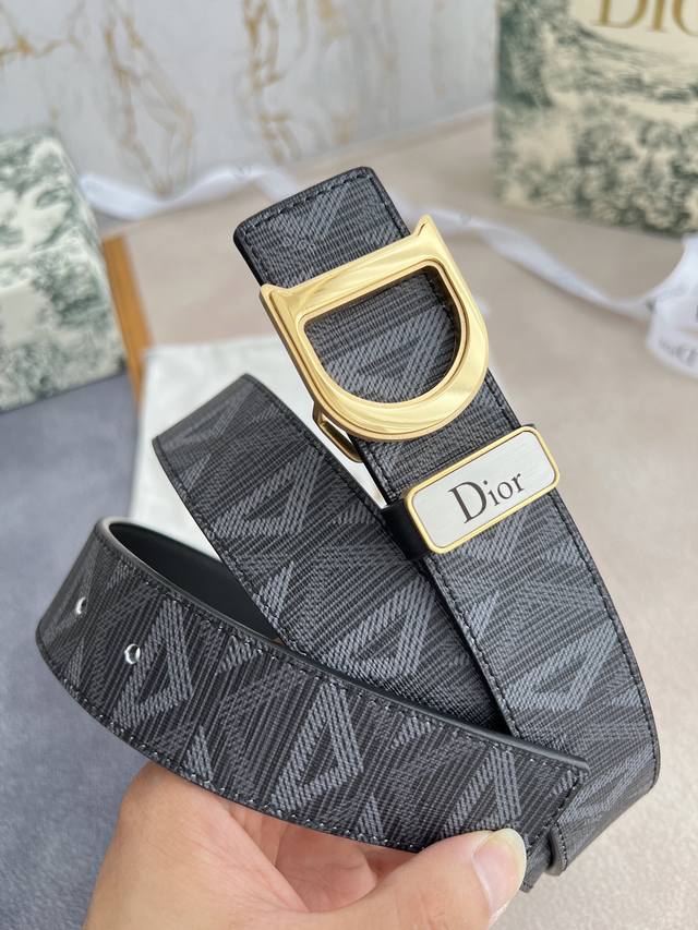 品名：迪奥. Dior.原单 腰带 皮带 型号：挂扣，原版经典双色挂扣，实物拍摄，头层牛皮 材料：百分百头层牛皮，保证真皮。双面可用专柜同等质量，原版经典新款花