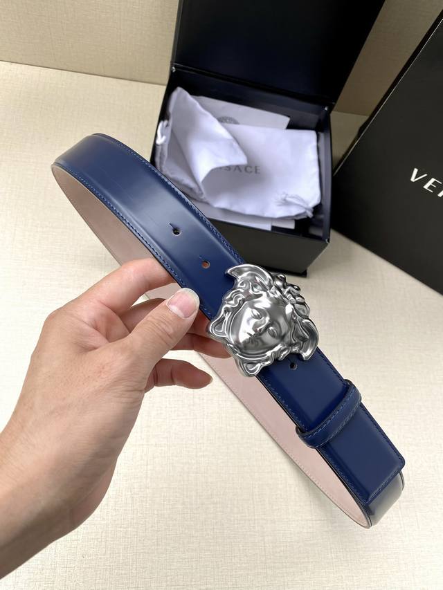 宽度4.0Cm Versace 范思哲 此款柔软的皮带饰3D美杜莎腰带扣，可搭配正装或休闲牛仔装。
