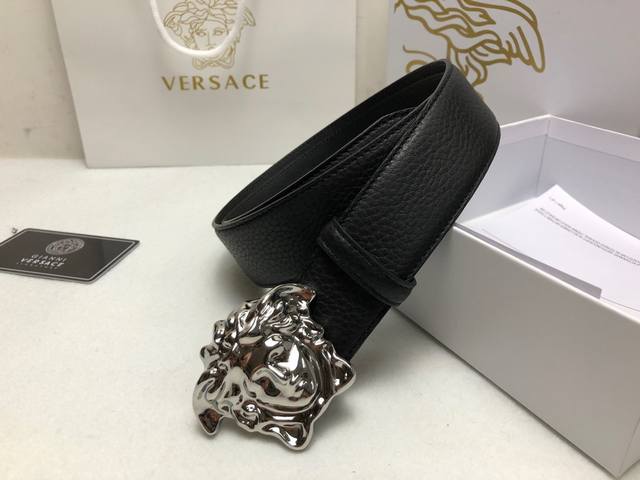 范思哲 3.8Cm，Versace，双面进口牛皮-荔枝纹，搭配纯铜经典美人头亮面扣，简单时尚百搭款！