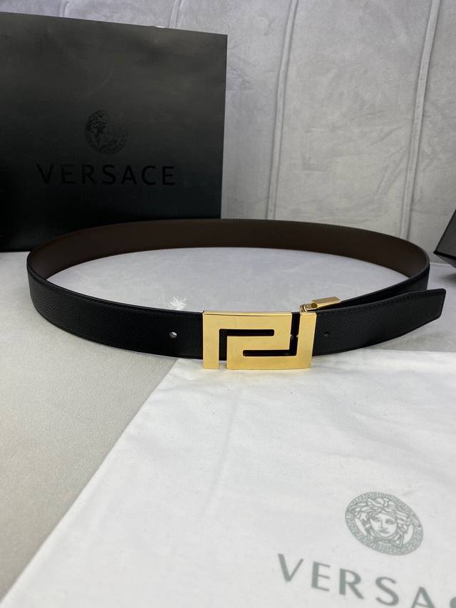 宽度3.5Cm Versace 范思哲 此款柔软的 手掌纹皮底 皮带饰有一个几何形状的希腊回纹别扣，既时尚又优雅。