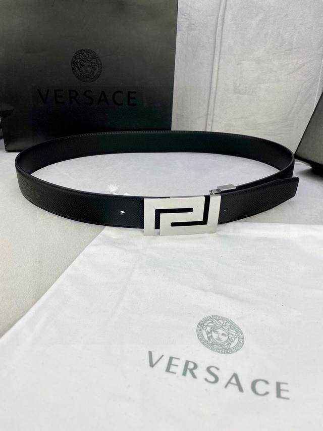 宽度3.5Cm Versace 范思哲 此款柔软的 手掌纹皮底 皮带饰有一个几何形状的希腊回纹别扣，既时尚又优雅。