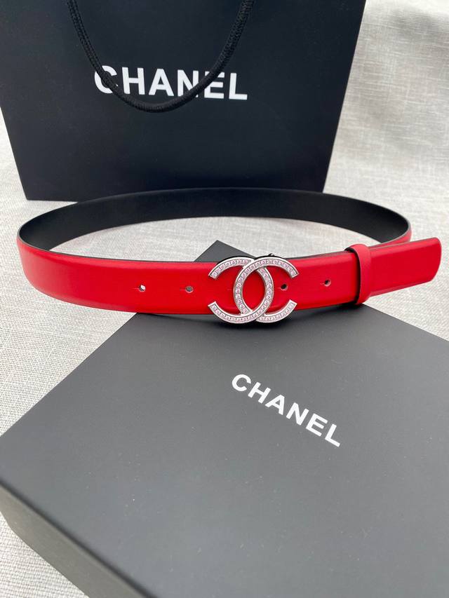 特 宽度3.0Cm Chanel 香奈儿 女士腰带皮带新款柔软的内衬进口小牛皮搭配精品镶钻钢扣金 银色扣。