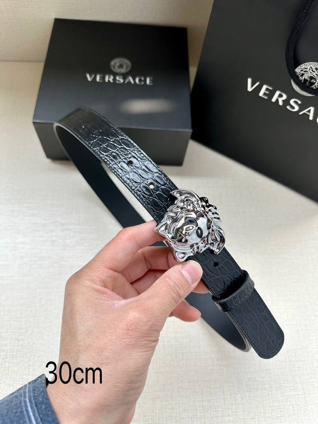 特 Versace宽度3.0Cm 此款腰带由优质皮革制成，饰有la Greca彰显个性设计。该铆钉腰带饰有la Greca五金搭扣配件，打造versace造型。
