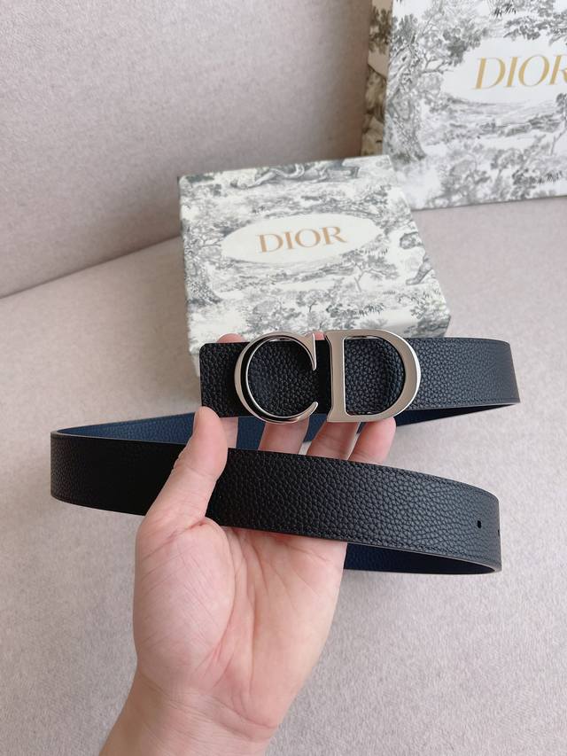 Dior.迪奥 全套包装 男士休闲皮带系列。简约金属“Cd”标志，演绎时尚风格；自信活力，易搭配服饰。宽度：35Mm - 点击图像关闭
