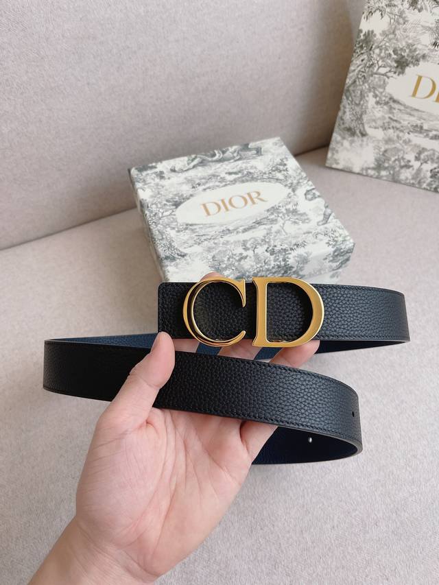 Dior.迪奥 全套包装 男士休闲皮带系列。简约金属“Cd”标志，演绎时尚风格；自信活力，易搭配服饰。宽度：35Mm - 点击图像关闭