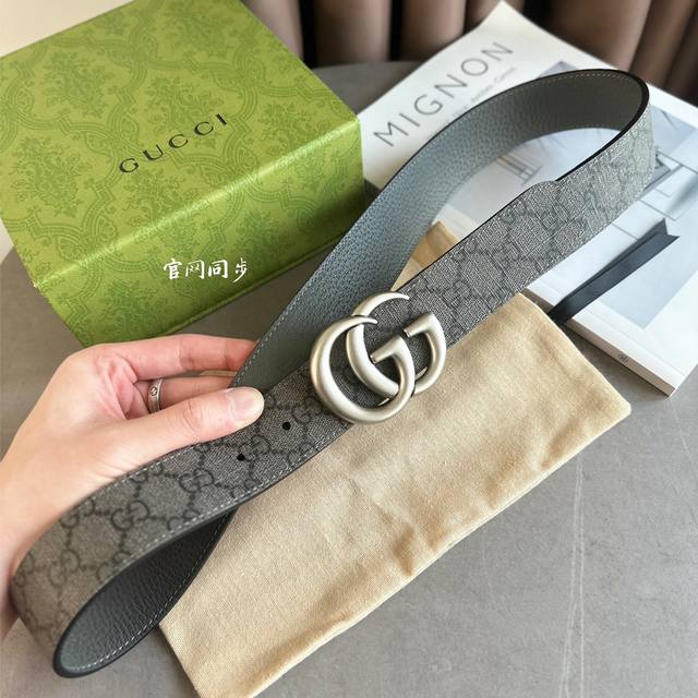 Gucci 专柜最新款灰色帆布皮搭配灰色猪纹皮革可双面使用设计。宽度3.8Cm 旋转双g搭扣