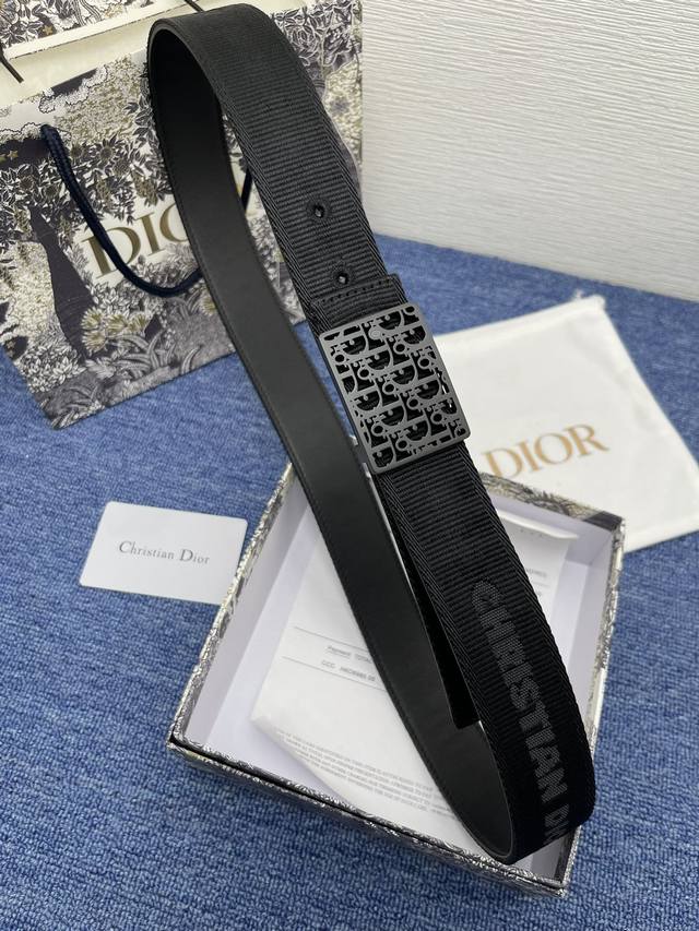 迪奥550 3.5Cm。 特 这款 Montaigne Avenue 腰带从同名手袋汲取灵感，采用黑色光滑 牛皮革精心制作，质感柔软，设计优雅，饰以富有光泽的新