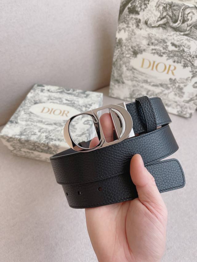 特 Dior.迪奥 全套包装 男士休闲皮带系列。简约金属“Cd”标志，演绎时尚风格；自信活力，易搭配服饰。宽度：35Mm