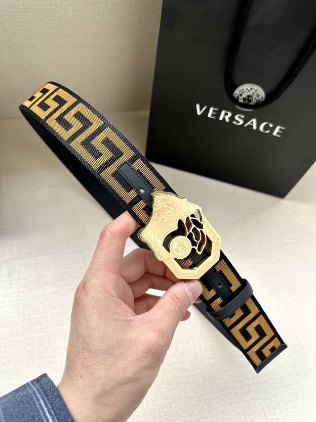 特 宽度4.0Cm Versace 范思哲 标志：腰带扣上的镂空美杜莎，赋予该款palazzo腰带很高的辨识度。腰带采用饰有mock Croc印花的针织面料内衬