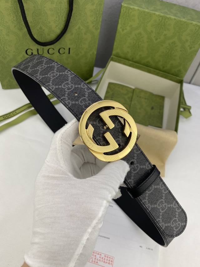 特 宽度4.0Cm Gucci Marmont系列每一季都会推陈出新，为灵感源于70年代的标志性gg钢扣配件注入现代精髓。这款gg Supreme帆布腰带反面采