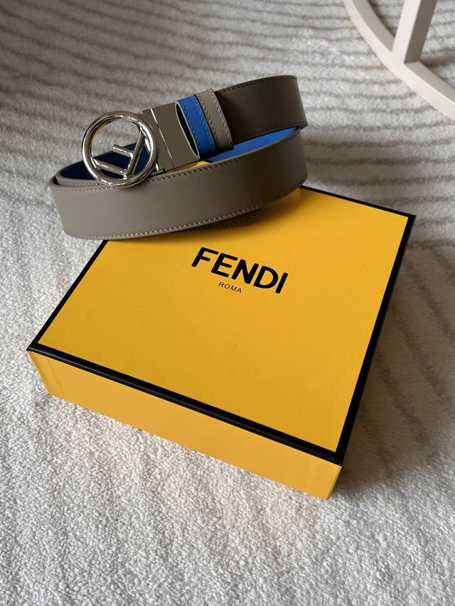 特 Fendi 芬迪 专柜同款 男女通用款 宽3.4Cm，双面撞色设计 采用双面原版小牛皮制成 一面灰色一面蓝色 圆形f带扣有 Fendi 标志造型，钉扣开合，