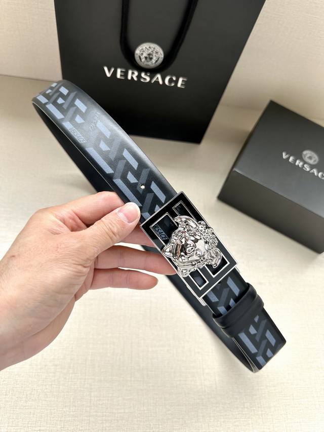 特 宽度3.8Cm Versace Fendi 标志造型宽皮带，联名钉扣 旋转式美人头扣，范思哲原版进3D打印花绘 印有浮雕间色ff 图案，镀金表面金属制品，此