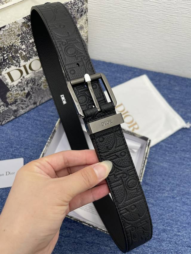 特 这款 35 毫米双面腰带结合典雅气质与摩登风范。 一面采用黑色 Dior Gravity 印花效果皮革，以牛皮革融合压花工艺，演绎经典的 Oblique 印 - 点击图像关闭