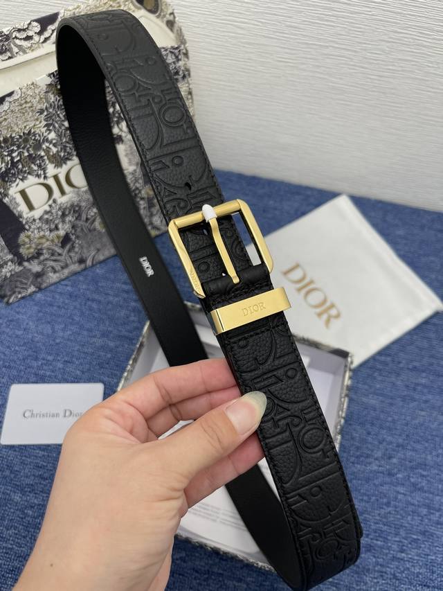 特 这款 35 毫米双面腰带结合典雅气质与摩登风范。 一面采用黑色 Dior Gravity 印花效果皮革，以牛皮革融合压花工艺，演绎经典的 Oblique 印 - 点击图像关闭
