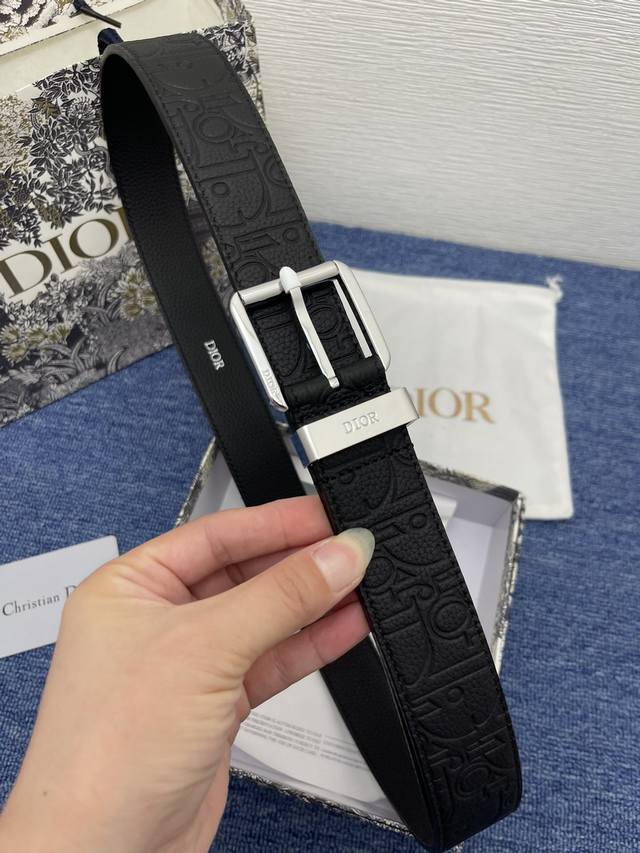 特 这款 35 毫米双面腰带结合典雅气质与摩登风范。 一面采用黑色 Dior Gravity 印花效果皮革，以牛皮革融合压花工艺，演绎经典的 Oblique 印