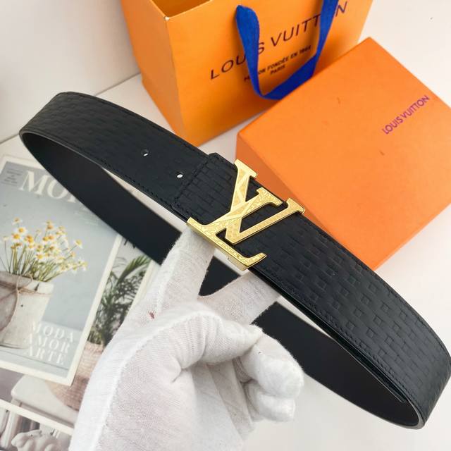 Lv 特种皮腰带系列 ，原厂五金精品不锈钢扣，手感柔软舒适 宽4.0Cm。