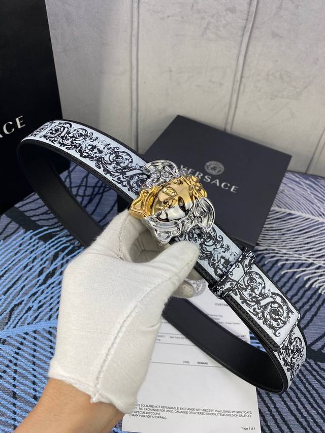 宽度4.0Cm Versace 范思哲 此款经典腰带由柔软的小牛皮制成，配有3D方形美杜莎头像腰带扣。 一面为单色，一面饰有品牌标志性barocco印花。