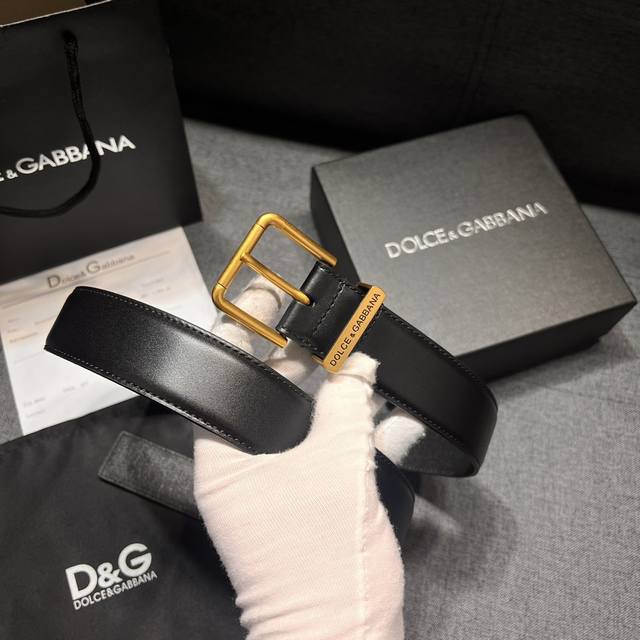 Dg，宽3.5Cm Dolce&Gabbana 全新小牛皮腰带，干练摩登配饰，缀以缎纹金色电镀金属细节。 小牛皮腰带，缀以缎纹金色电镀金属细节：