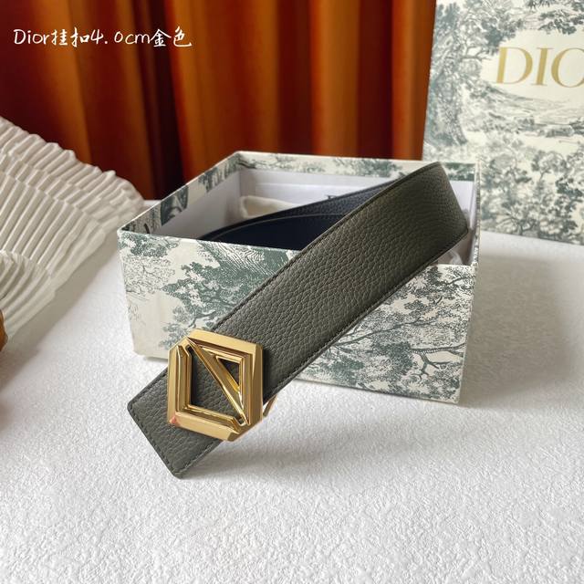 高端品质，实物拍摄 批 配全套礼盒 ：Dior这款金属覆层黄铜腰带扣采用“Christian Dior”标志点缀，经典元素呈现全新风采。设计精巧，提升格调，打造 - 点击图像关闭