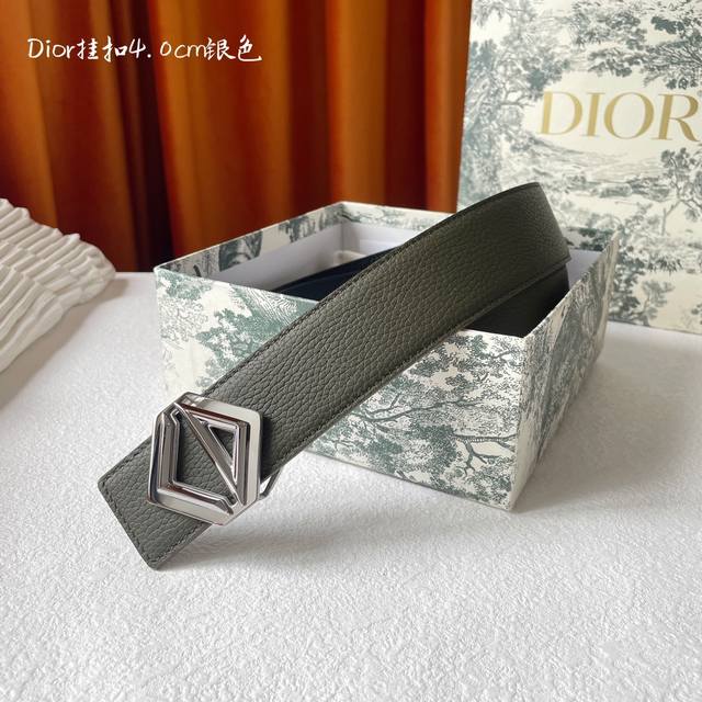 高端品质，实物拍摄 批 配全套礼盒 ：Dior这款金属覆层黄铜腰带扣采用“Christian Dior”标志点缀，经典元素呈现全新风采。设计精巧，提升格调，打造