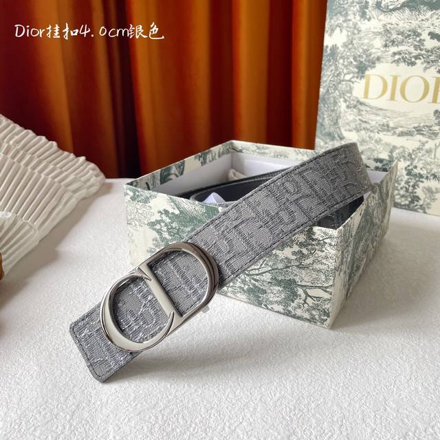 高端品质，实物拍摄 批 配全套礼盒 ：Dior这款金属覆层黄铜腰带扣采用“Christian Dior”标志点缀，经典元素呈现全新风采。设计精巧，提升格调，打造 - 点击图像关闭