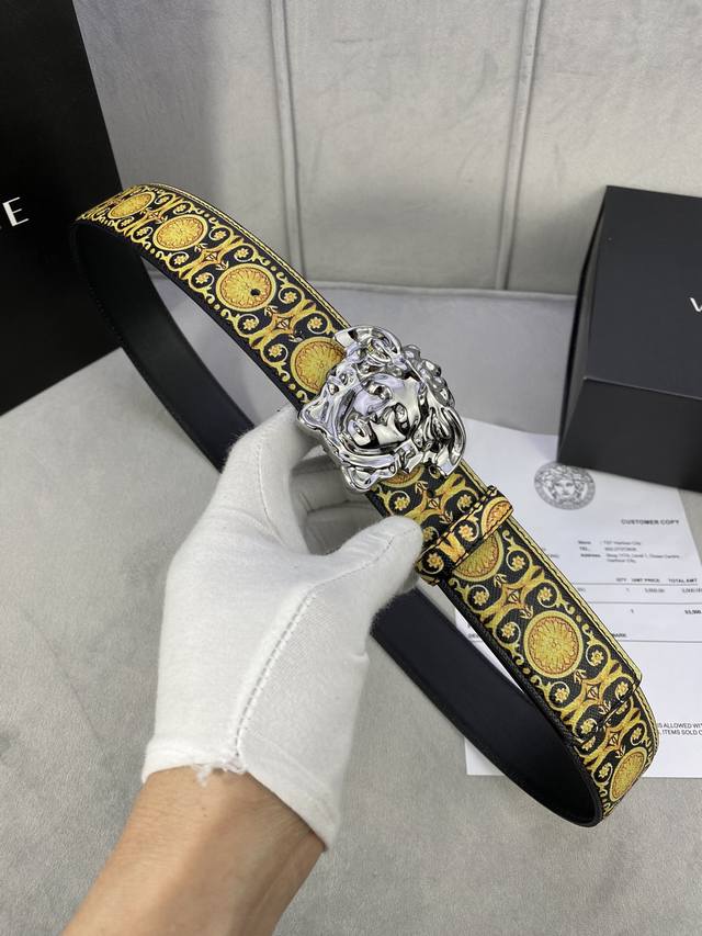 宽度4.0Cm Versace 范思哲 此款palazzo腰带采用牛皮革面料制作，并饰有le Pop Classique图案印花和标志性的美杜莎五金配件。