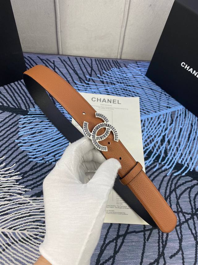 宽度3.0Cm Chanel 香奈儿 此腰带柔软的进口小牛皮金 银色方钻金属钢扣。 - 点击图像关闭