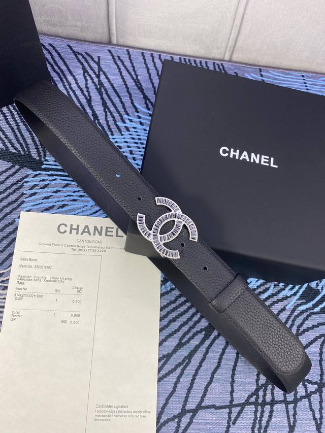 宽度3.0Cm Chanel 香奈儿 此腰带柔软的进口小牛皮金 银色方钻金属钢扣。