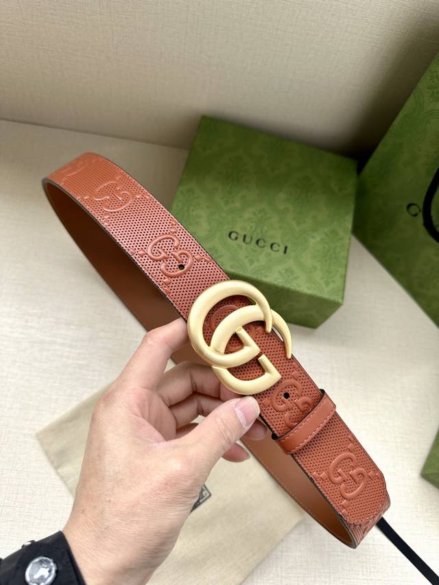 宽度4.0Cm Gucci 这款单品将品牌的过去与未来贯通在一起，以现代风格的全新设计诠释了经典设计元素。Guccio Gucci字母交织图案巧妙融入纹理和材质