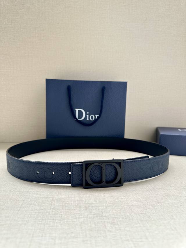 宽度3.5Cm Dior 这款腰带扣是春、秋季新品，采用金属覆层纯不锈钢打造镂空金属饰牌，中间突显 Cd Icon 标志。可与各式 35 毫米腰带搭配，提升格调