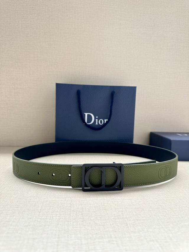 宽度3.5Cm Dior 这款腰带扣是春、秋季新品，采用金属覆层纯不锈钢打造镂空金属饰牌，中间突显 Cd Icon 标志。可与各式 35 毫米腰带搭配，提升格调
