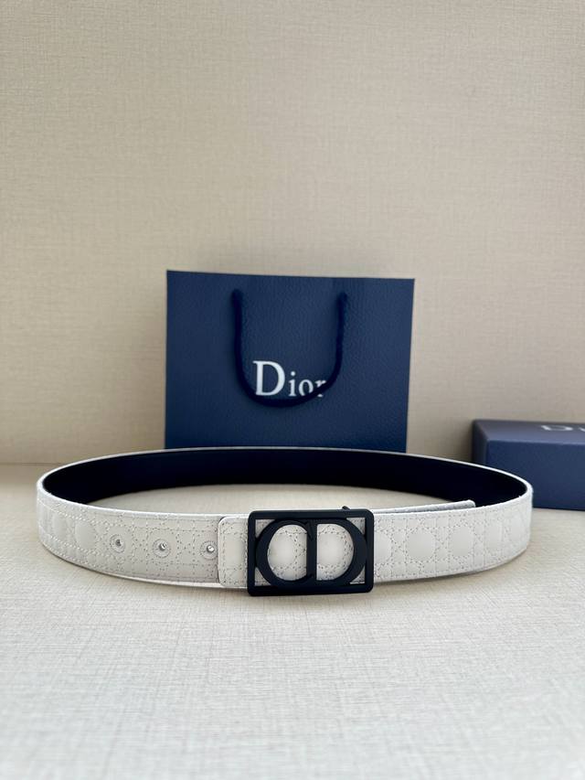 宽度3.5Cm Dior 这款腰带巧妙融合优雅与时尚，彰显 Dior 的精湛工艺。采用头层牛皮精心制作，饰以 Kumo 藤格纹，以全新方式呈现经典图案。腰带长度
