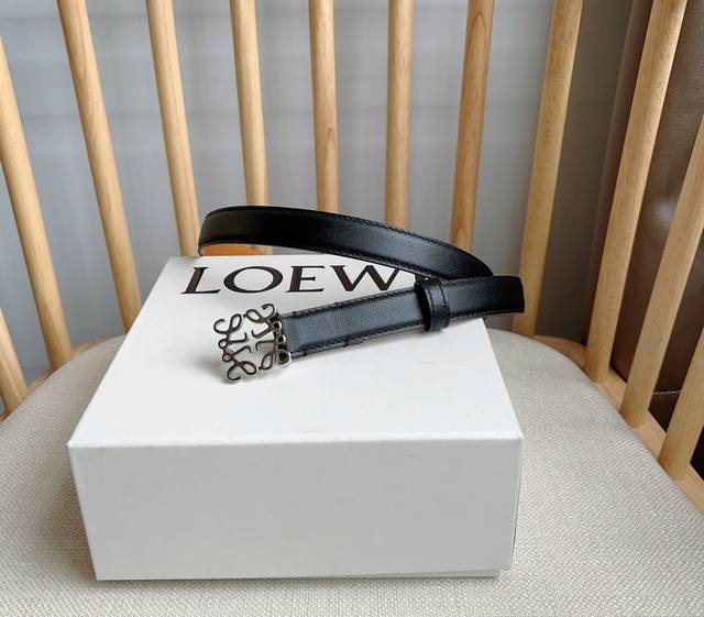 Loewe 罗意威 专柜最新同款腰带 平纹牛皮革腰带 配有loewe Anagram针扣 卓越的工艺 个性的造型 精美的材质 宽:2.0Cm