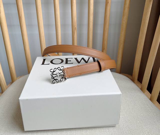 Loewe 罗意威 专柜最新同款腰带 平纹牛皮革腰带 配有loewe Anagram针扣 卓越的工艺 个性的造型 精美的材质 宽:2.0Cm