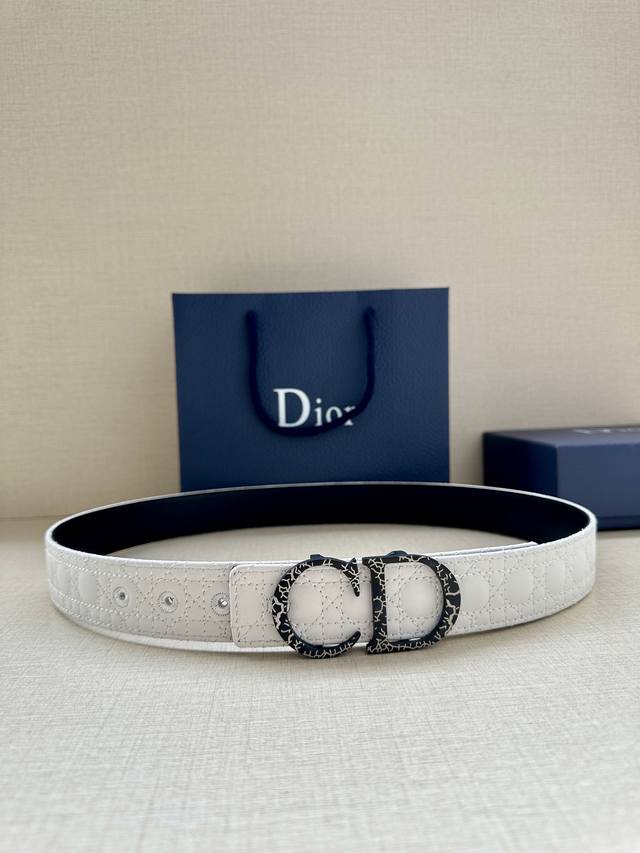宽度3.5Cm Dior 这款腰带巧妙融合优雅与时尚，彰显 Dior 的精湛工艺。采用头层牛皮精心制作，饰以 Kumo 藤格纹，以全新方式呈现经典图案。腰带长度