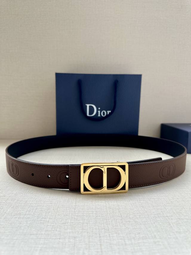 特 宽度3.5cm Dior 这款腰带扣是春、秋季新品，采用金属覆层纯不锈钢打造镂空金属饰牌，中间突显 CD Icon 标志。可与各式 35 毫米腰带搭配，提升