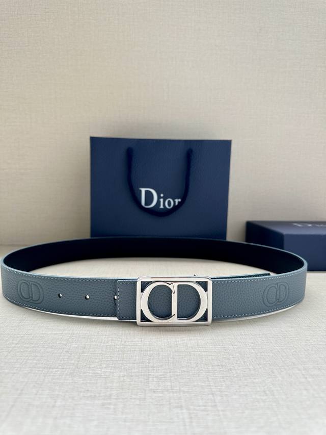特 宽度3.5cm Dior 这款腰带扣是春、秋季新品，采用金属覆层纯不锈钢打造镂空金属饰牌，中间突显 CD Icon 标志。可与各式 35 毫米腰带搭配，提升 - 点击图像关闭