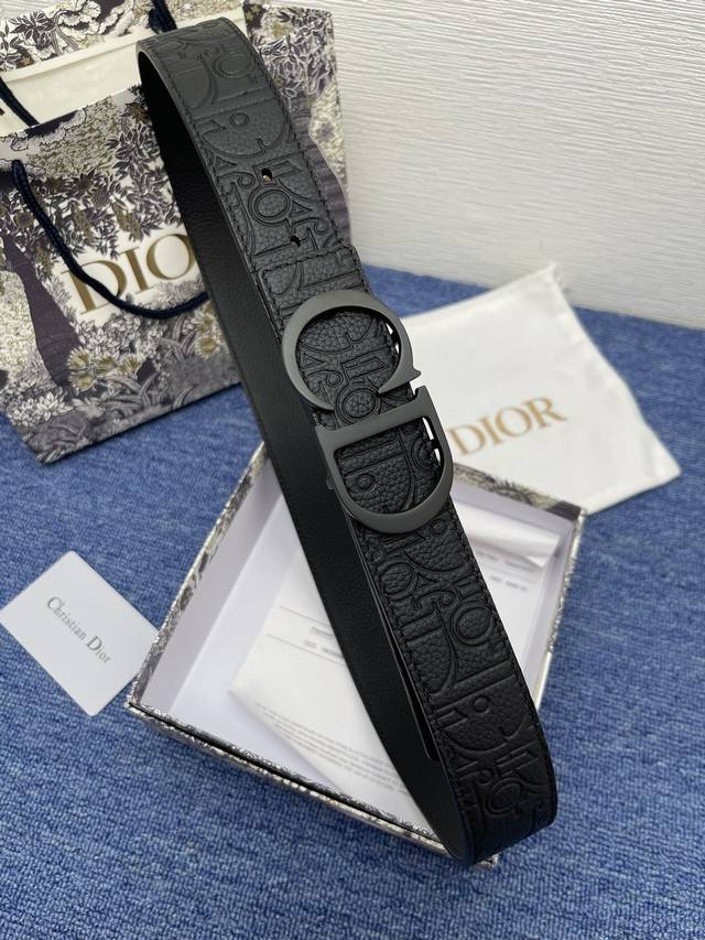 特 这款 35 毫米双面腰带结合典雅气质与摩登风范。 一面采用黑色 Dior Gravity 印花效果皮革，以牛皮革融合压花工艺，演绎经典的 Oblique 印
