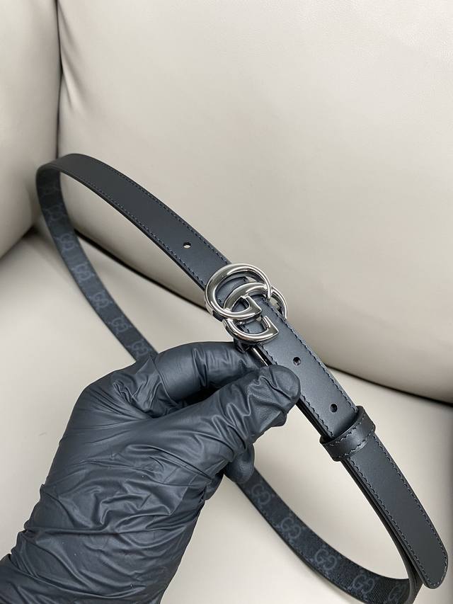 特 GG 2.0宽度 Marmont系列每一季都会推陈出新，为灵感源于70年代的标志性GG配件注入现代精髓。这款GG Supreme帆布窄版腰带反面采用黑色皮革