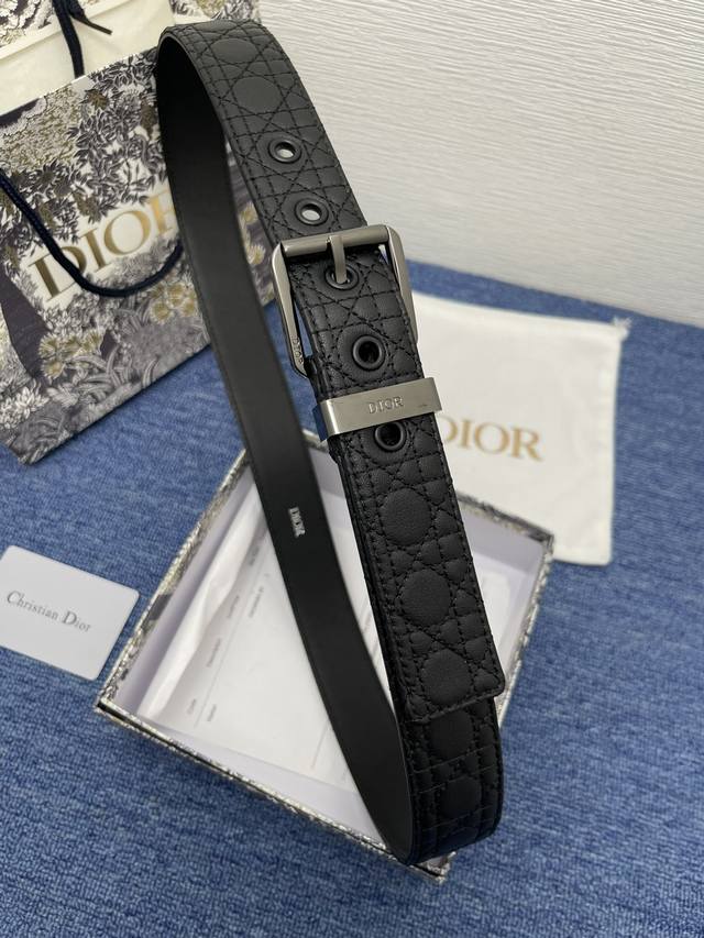 特 2024夏季新款这款腰带巧妙融合优雅与时尚，彰显 Dior 的精湛工艺。采用黑色皮革精心制作，饰以 Kumo 藤格纹，以全新方式呈现经典图案。腰带长度可调节