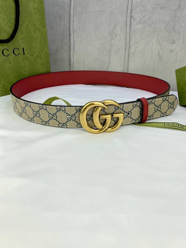 特 宽度4.0cm gucci 双面腰带，一侧为GG Supreme帆布，反面一侧为枣红色头层小牛皮。配以互扣式双G带扣。