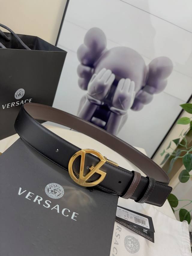 Versace 范思哲 可逆转皮带在小牛皮革与美杜莎V型扣孔，4.0CM宽 - 点击图像关闭